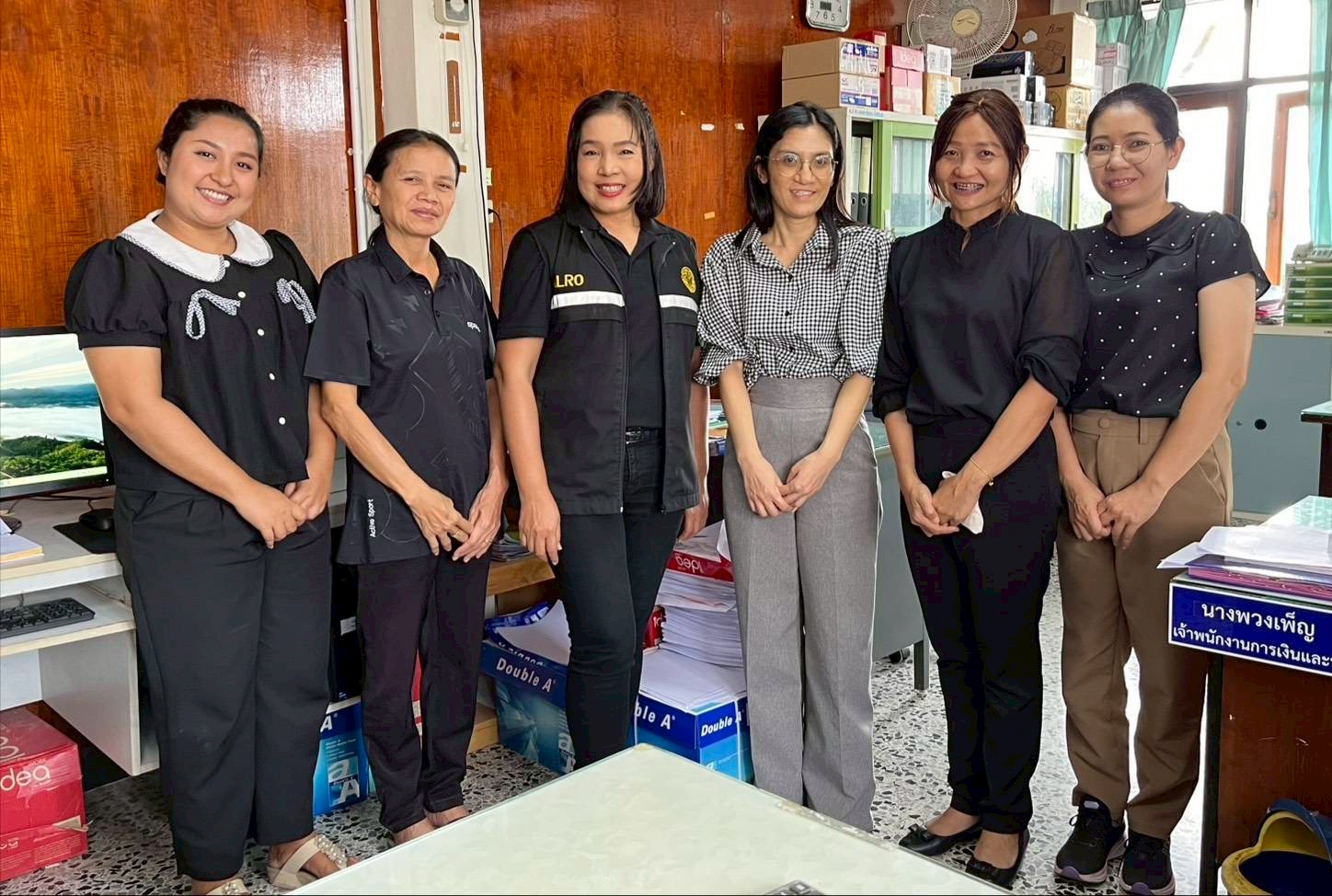 title - ผู้ตรวจราชการ ส.ป.ก. ประชุมติดตามผลการดำเนินงานตามแผนการตรวจราชการ ของ ส.ป.ก. ประจำปีงบประมาณ พ.ศ. 2569 รอบที่ 1 พร้อมลงพื้นที่มอบกิ่งพันธุ์โกโก้คุณภาพดีจำนวน 3,000 ต้น ณ จังหวัดชุมพร